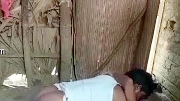 Desi XXX video! Village indian aunty nude cheating in an abandoned house