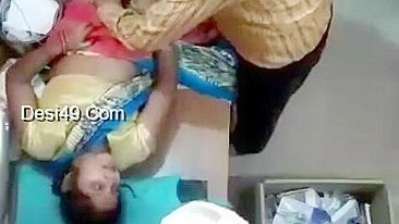 Leaked Desi XXX!  Perv Indian doctor fingering to bhabhi on hidden cam
