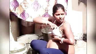 Desi girl caught on hidden cam! Pregnant village aunty bathing outdoor