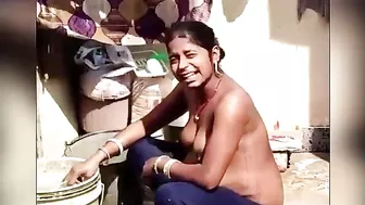Desi girl caught on hidden cam! Pregnant village aunty bathing outdoor
