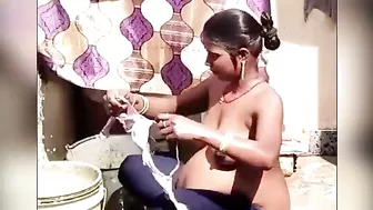 Desi girl caught on hidden cam! Pregnant village aunty bathing outdoor