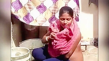 Desi girl caught on hidden cam! Pregnant village aunty bathing outdoor