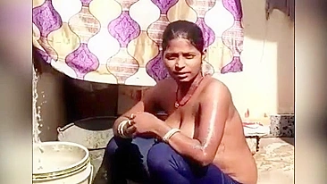 Desi girl caught on hidden cam! Pregnant village aunty bathing outdoor