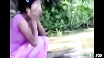 Desi XXX video! Village Aunty on river outdoor bathing caught by local boy