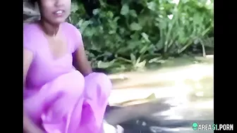 Desi XXX video! Village Aunty on river outdoor bathing caught by local boy