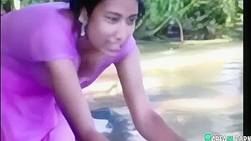Desi XXX video! Village Aunty on river outdoor bathing caught by local boy