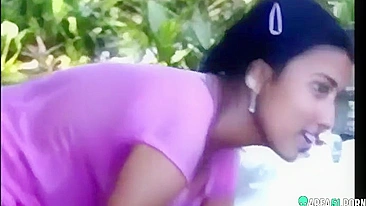 Desi XXX video! Village Aunty on river outdoor bathing caught by local boy