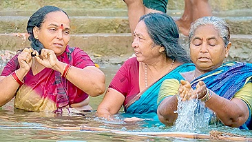 Desi mature women bathing outdoor in the Ganges river in varanasi, leaked