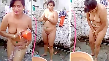 Desi XXX video! Spy boy caught big ass Indian aunty bathing outdoor