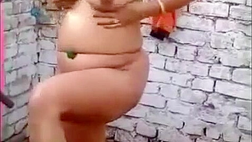 Desi XXX video! Spy boy caught big ass Indian aunty bathing outdoor