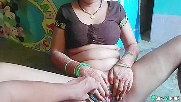 Desi XXX video! Bhabhi caught by devar during shaving hairy pussy outdoor