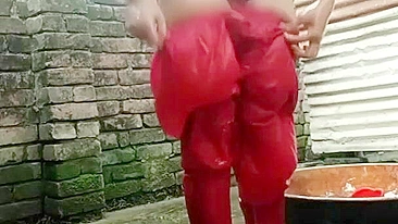 Desi XXX video leaked! Village aunty with huge booty nude bath in garden