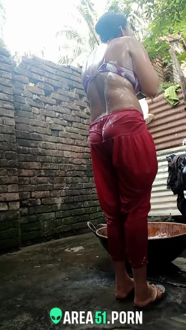 Aunty Hd4 Xxx Videos - Desi XXX video leaked! Village aunty with huge booty nude bath in garden |  AREA51.PORN