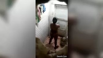 Hidden camera captures horny village aunty full nude bathing. Desi XXX video