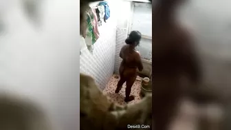 Hidden camera captures horny village aunty full nude bathing. Desi XXX video