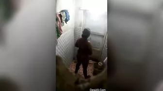 Hidden camera captures horny village aunty full nude bathing. Desi XXX video