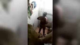 Hidden camera captures horny village aunty full nude bathing. Desi XXX video