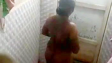 Hidden camera captures horny village aunty full nude bathing. Desi XXX video