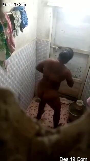 Xxx Desi Video Recording - Hidden camera captures horny village aunty full nude bathing. Desi XXX video  | AREA51.PORN