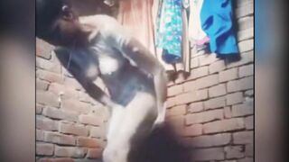 Desi village bangla dhaka aunty bathing before XXX camera