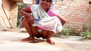 XXX video Indian aunty pissing outdoor and i see her hot pussy