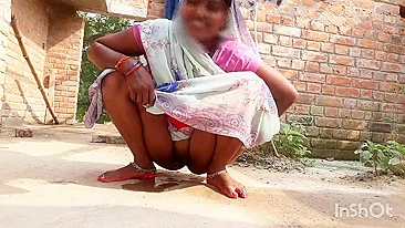 XXX video Indian aunty pissing outdoor and i see her hot pussy