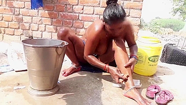 Hot Desi aunty XXX opening clothes and bathing full nude outdoor