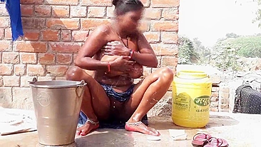 Hot Desi aunty XXX opening clothes and bathing full nude outdoor