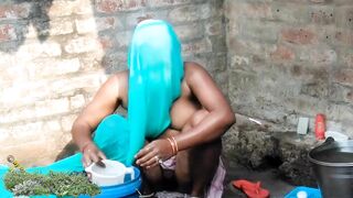 Chubby village Desi aunty outdoor bathing, viral MMS video