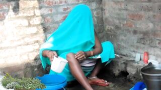 Chubby village Desi aunty outdoor bathing, viral MMS video