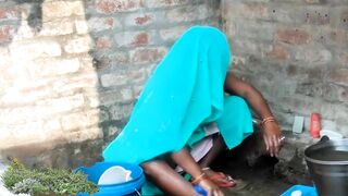 Chubby village Desi aunty outdoor bathing, viral MMS video