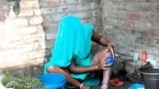 Chubby village Desi aunty outdoor bathing, viral MMS video