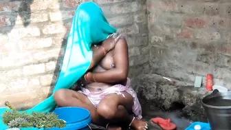 Chubby village Desi aunty outdoor bathing, viral MMS video