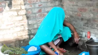 Chubby village Desi aunty outdoor bathing, viral MMS video