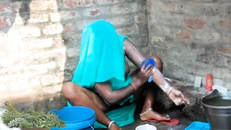 Chubby village Desi aunty outdoor bathing, viral MMS video
