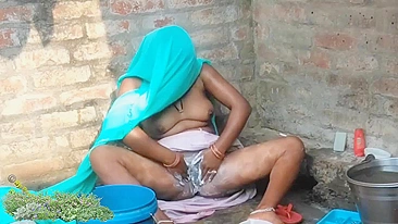 Chubby village Desi aunty outdoor bathing, viral MMS video