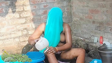 Chubby village Desi aunty outdoor bathing, viral MMS video