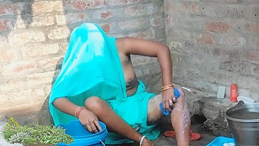 Chubby village Desi aunty outdoor bathing, viral MMS video