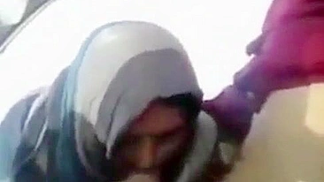 Desi sex video viral: Pakistani teacher sucking cock in car a college student