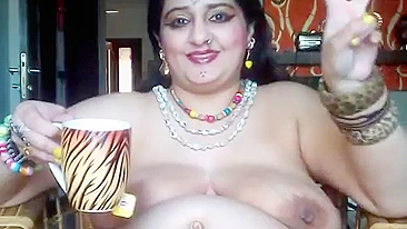 New desi mms: Mischievous naked aunty video call chat with lover