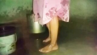 Desi New MMs. Kerala aunty bathing in village home, caught on cam