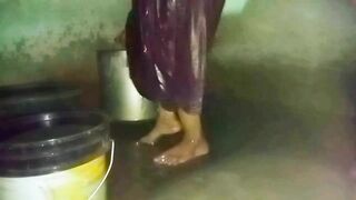 Desi New MMs. Kerala aunty bathing in village home, caught on cam