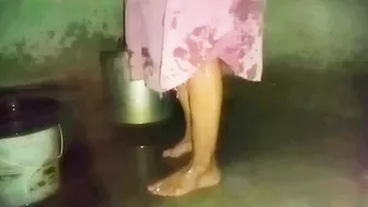 Desi New MMs. Kerala aunty bathing in village home, caught on cam