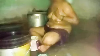 Desi New MMs. Kerala aunty bathing in village home, caught on cam