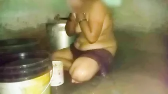 Desi New MMs. Kerala aunty bathing in village home, caught on cam