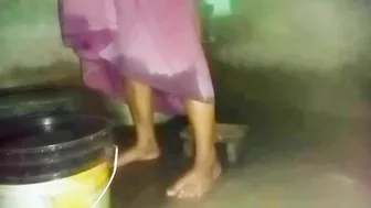Desi New MMs. Kerala aunty bathing in village home, caught on cam