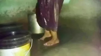 Desi New MMs. Kerala aunty bathing in village home, caught on cam