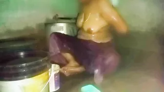 Desi New MMs. Kerala aunty bathing in village home, caught on cam