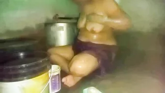 Desi New MMs. Kerala aunty bathing in village home, caught on cam