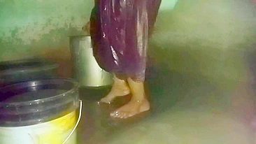 Desi New MMs. Kerala aunty bathing in village home, caught on cam